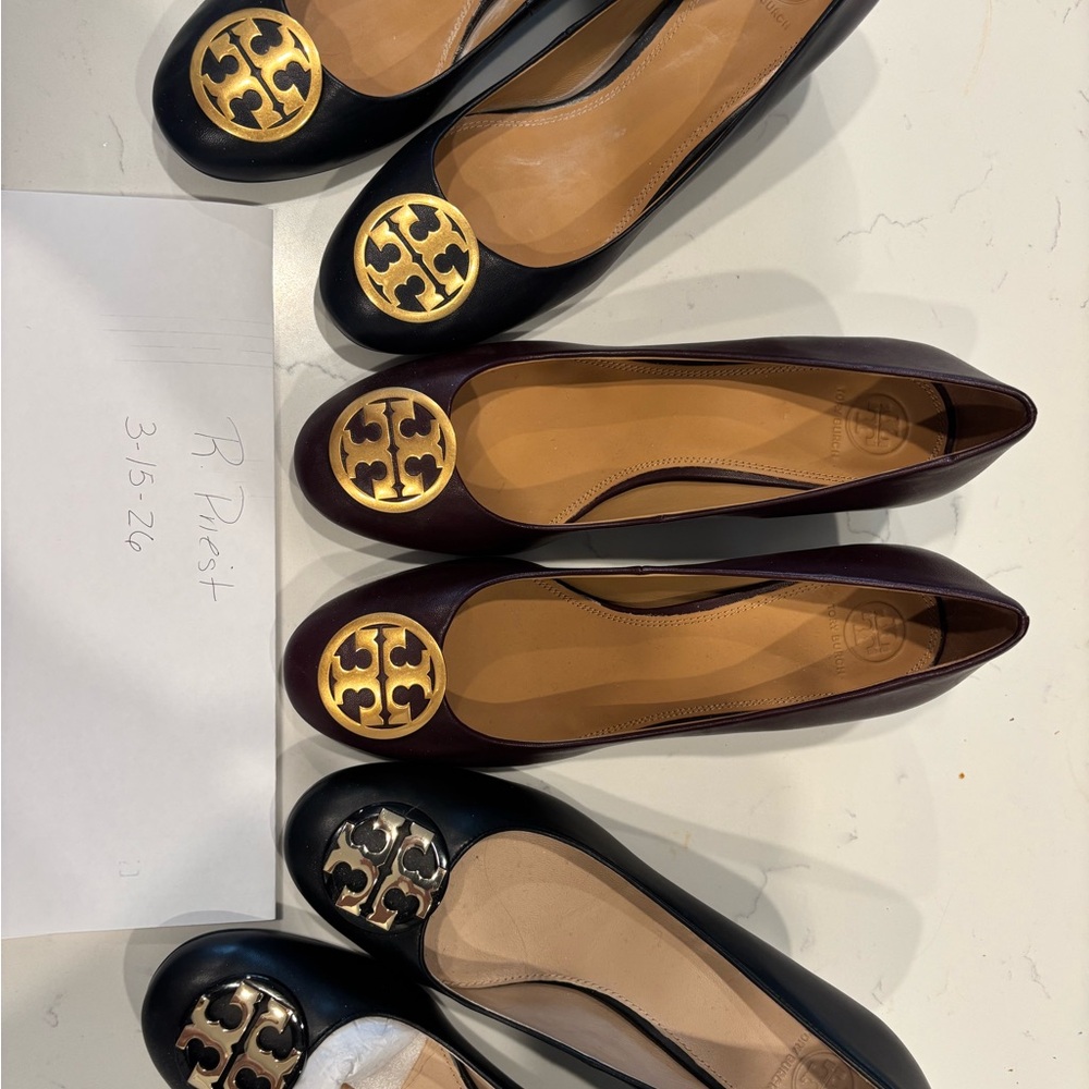 Tory Burch Black Pumps with Tory  Logo
